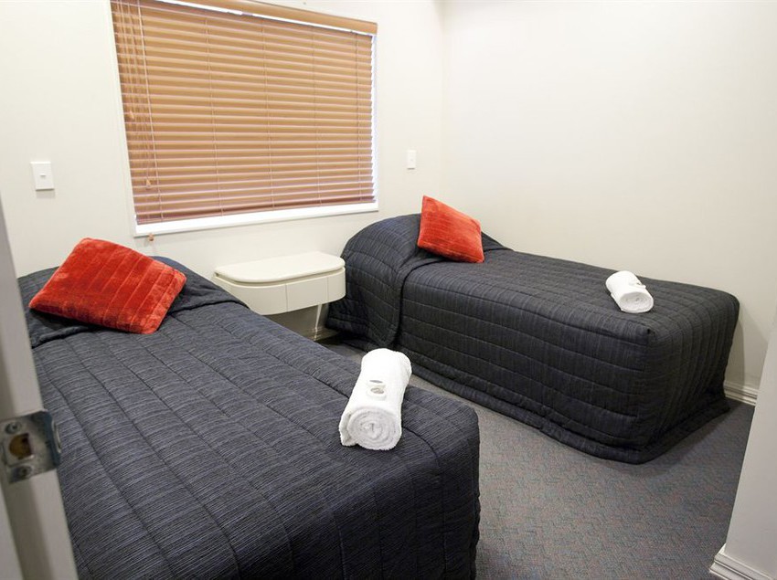 Aubyn Court Spa Motel 1