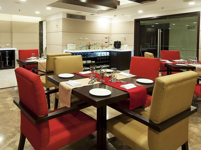 The Golden Palms Hotel & Spa - Zirakpur 11