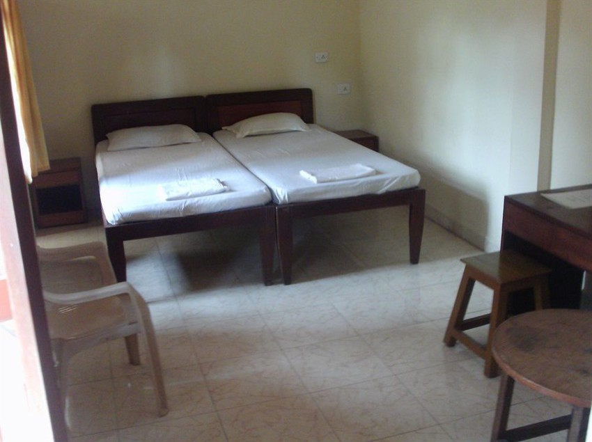 Hotel Palmgrove Residency 7