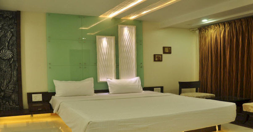 Hotel Om Sai International 4