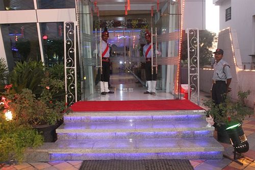 Hotel Om Sai International 8