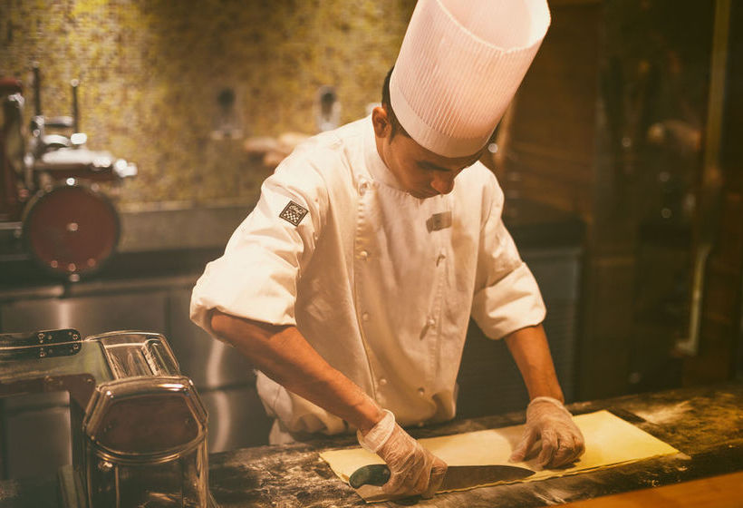 Hotel Crowne Plaza Ahmedabad City Centre 14