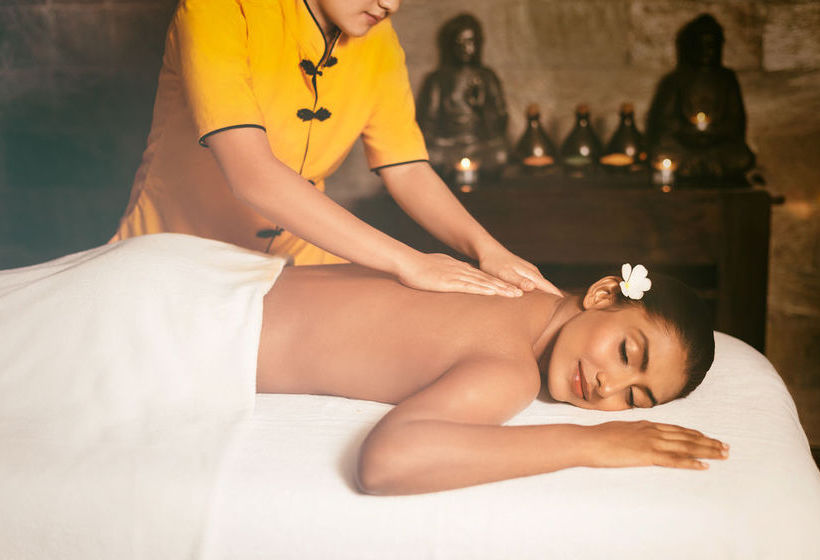 Hotel Crowne Plaza Ahmedabad City Centre 17