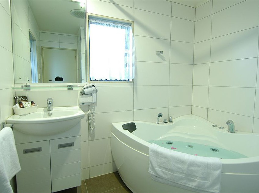 Motel Airport Manor Inn 11