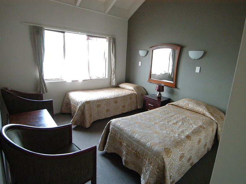 Motel Airport Manor Inn 7