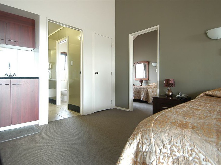 Motel Airport Manor Inn 9