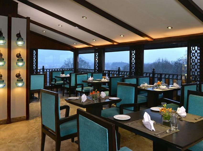 Hotel RK Sarovar Portico 4