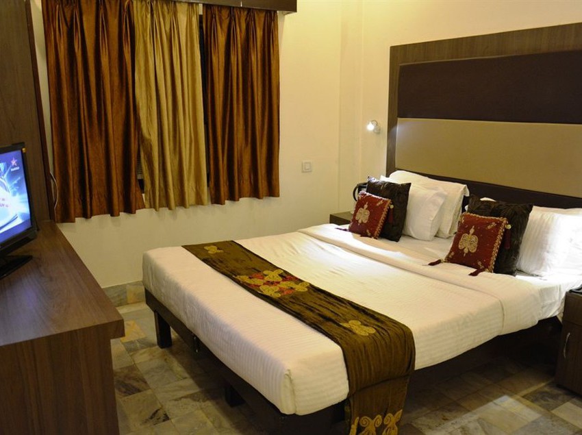 Hotel The Ambassador 11