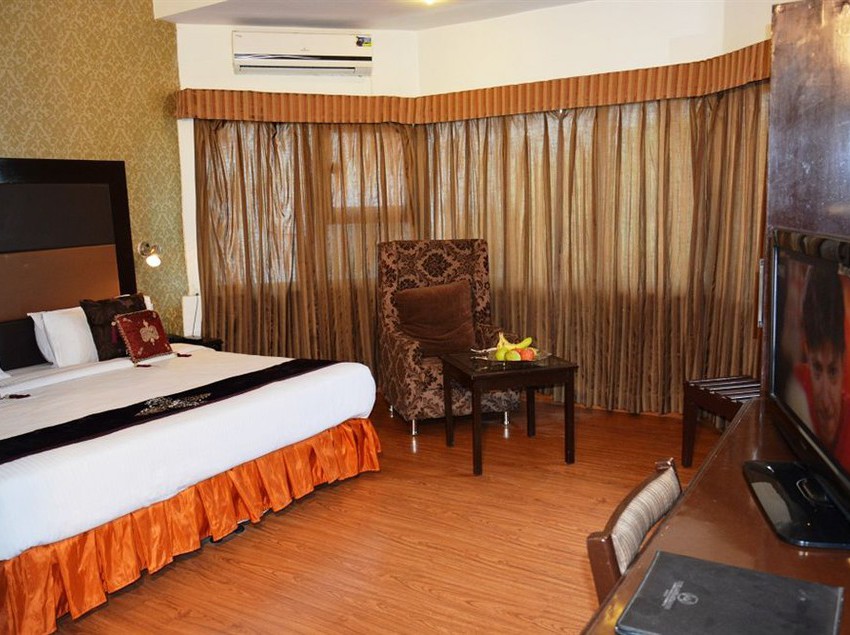 Hotel The Ambassador 12