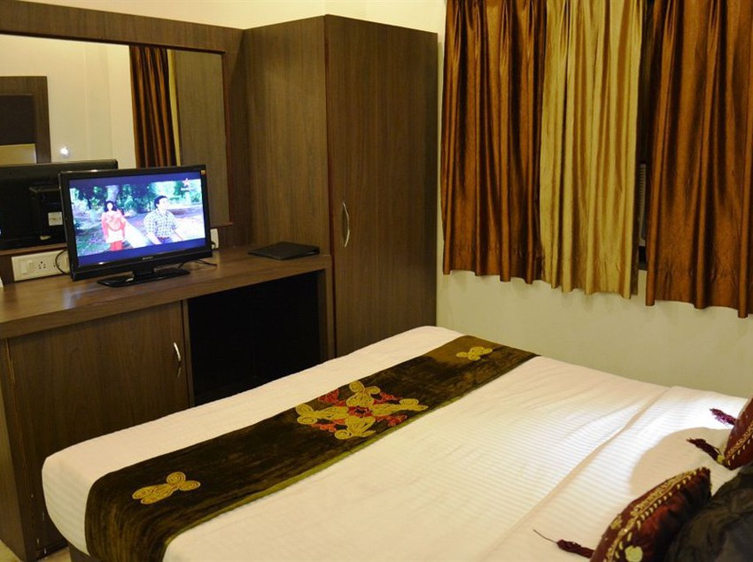 Hotel The Ambassador 14