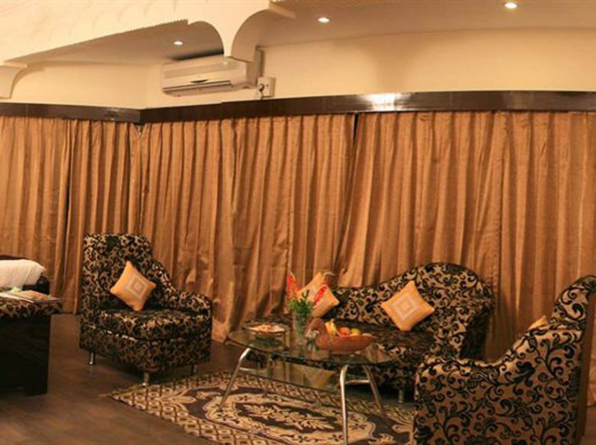 Hotel The Ambassador 9