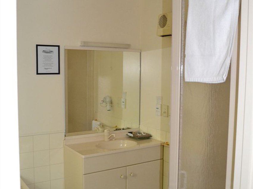 Colonial Lodge Motel 15