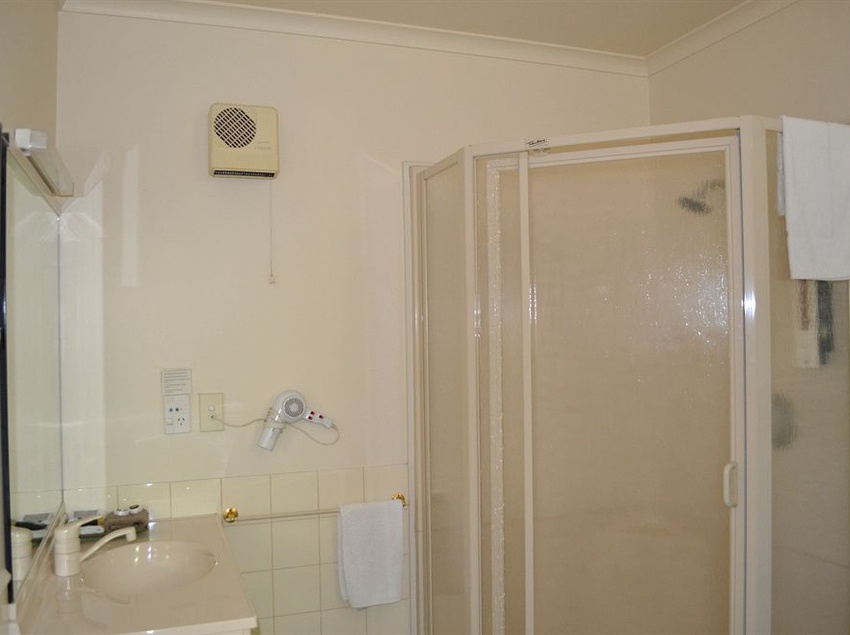 Colonial Lodge Motel 18