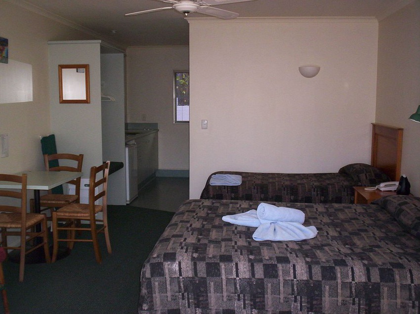 Colonial Lodge Motel 2