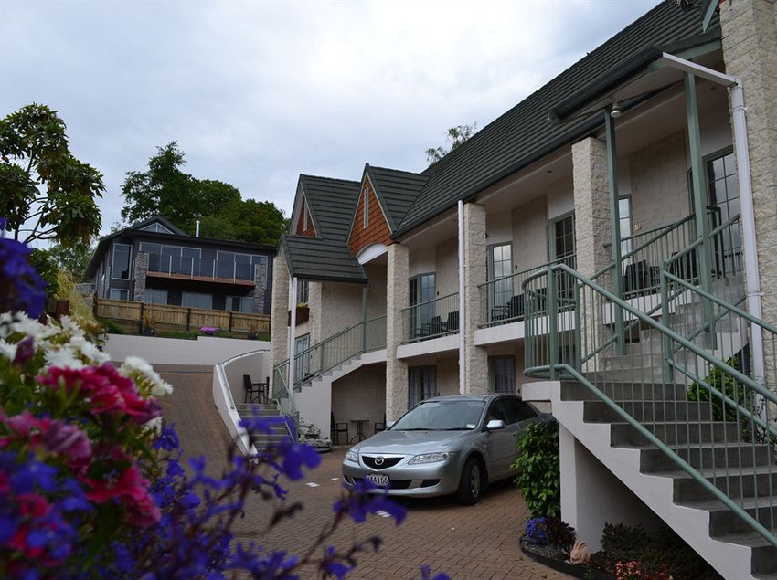 Colonial Lodge Motel 3