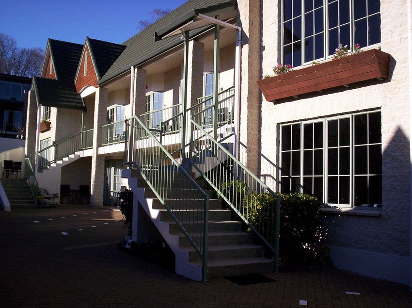 Colonial Lodge Motel 9