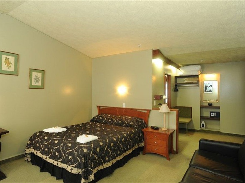 Victoria Railway Hotel & Gerrard's Restaurant 3