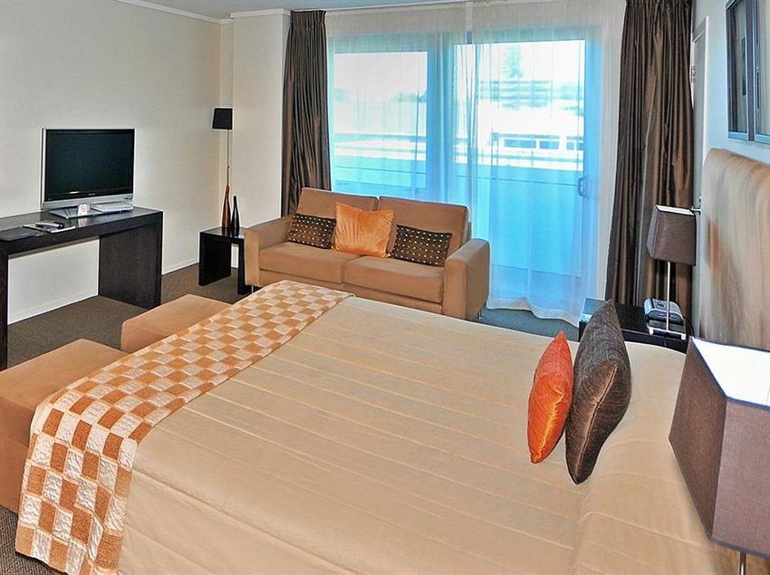 Hotel On Devonport 1