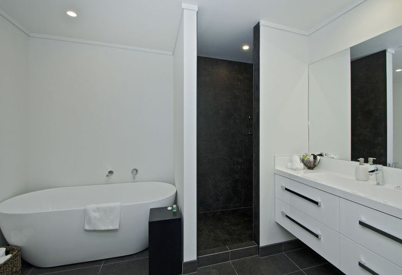 Hotel On Devonport 13