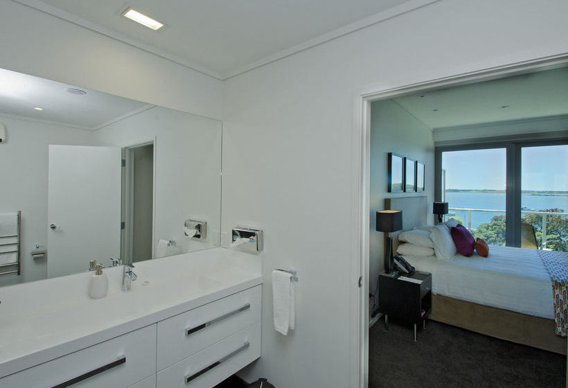 Hotel On Devonport 14