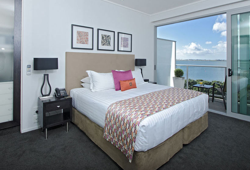 Hotel On Devonport 17