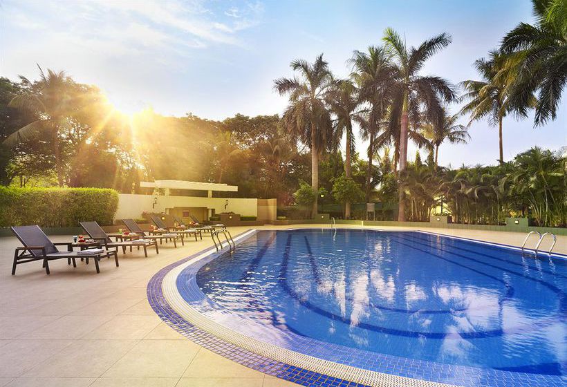 Hotel The Gateway Athwa Lines Surat 5