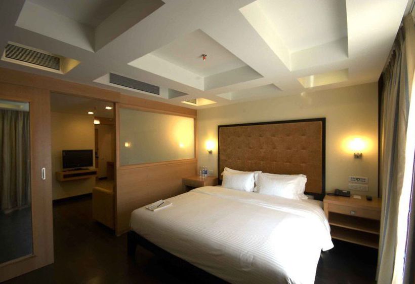 Hotel The Gateway Athwa Lines Surat 8