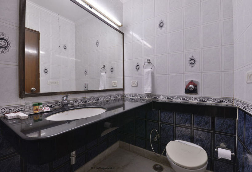 Hotel The Maple Leaf 12