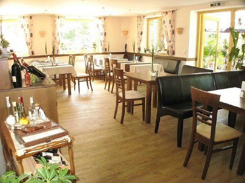 Amadeus Hotel & Cafe 13