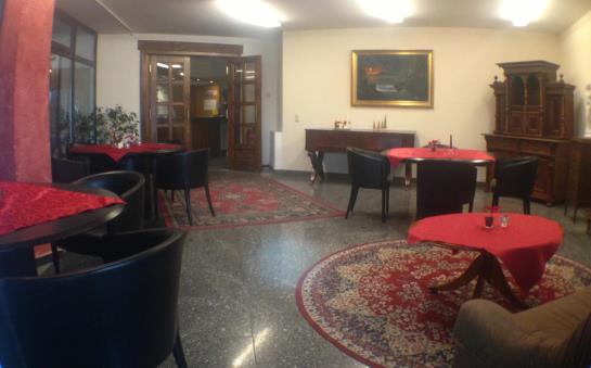 West Hotel An Der Sächsischen Weinstraße 8