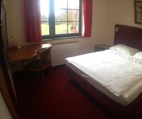 West Hotel An Der Sächsischen Weinstraße 9