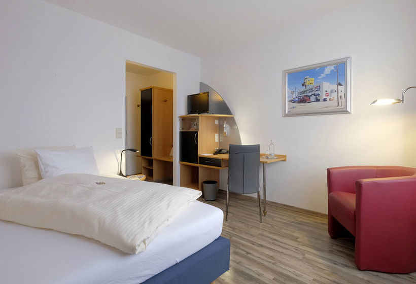 KONRAD Holzkirchen Hotel Garni 11