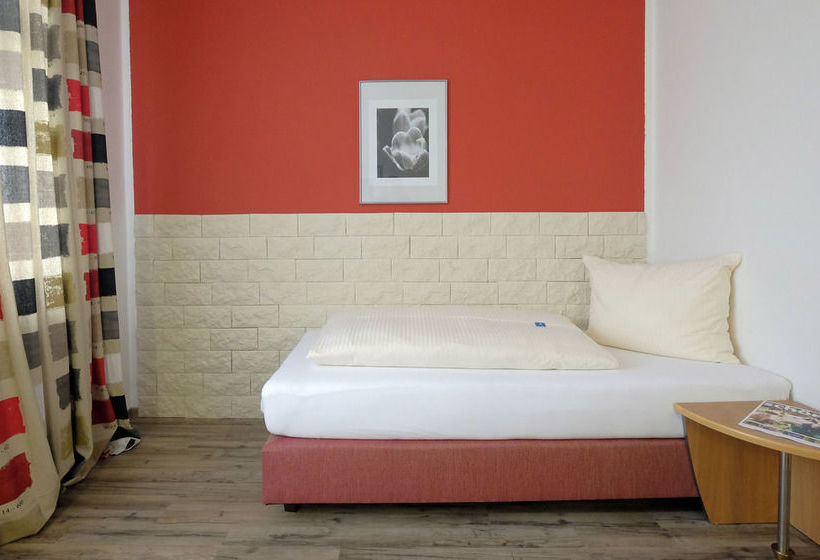 KONRAD Holzkirchen Hotel Garni 4