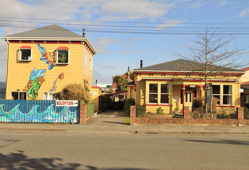 Bazil's Hostel & Surf School 1