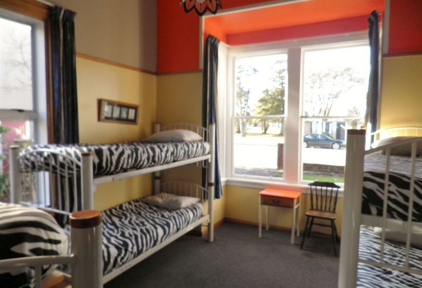 Bazil's Hostel & Surf School 10