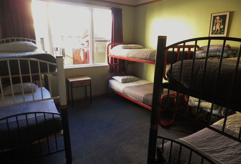 Bazil's Hostel & Surf School 6