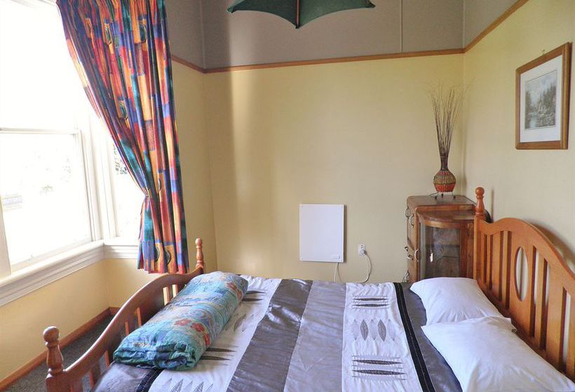 Bazil's Hostel & Surf School 8