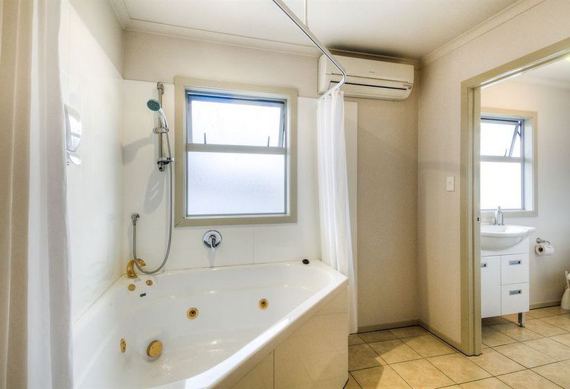 Absolute Lake View Motel 11