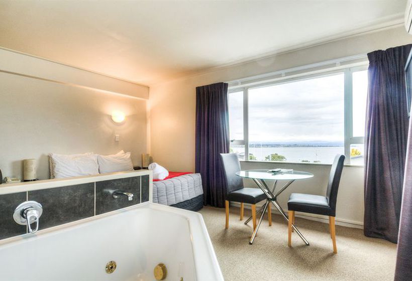 Absolute Lake View Motel 14