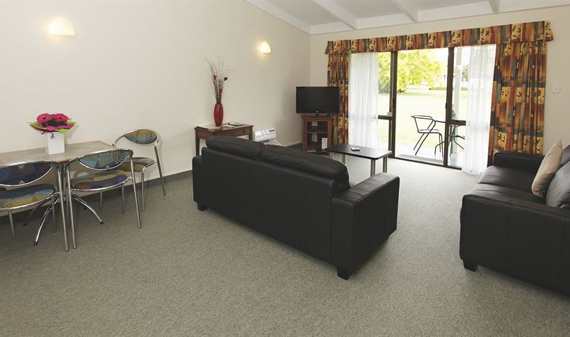 Equestrian Lodge Motel 1