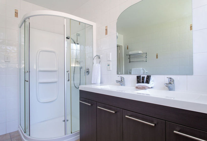 Equestrian Lodge Motel 14