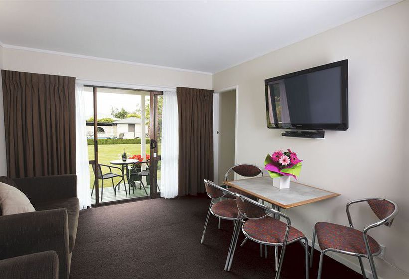 Equestrian Lodge Motel 5