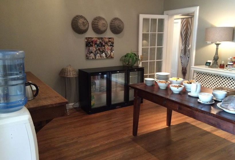 Pensión Albourne Guest House 11