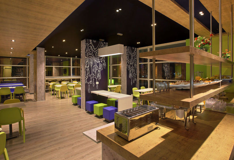 Hotel Holiday Inn Express Pune Pimpri 2