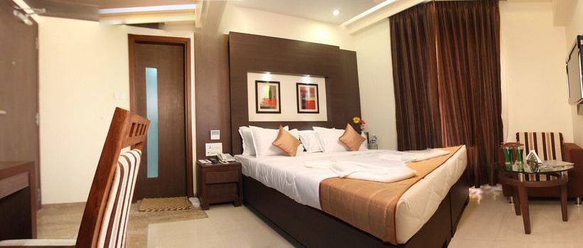 Hotel Pristine Residency 11