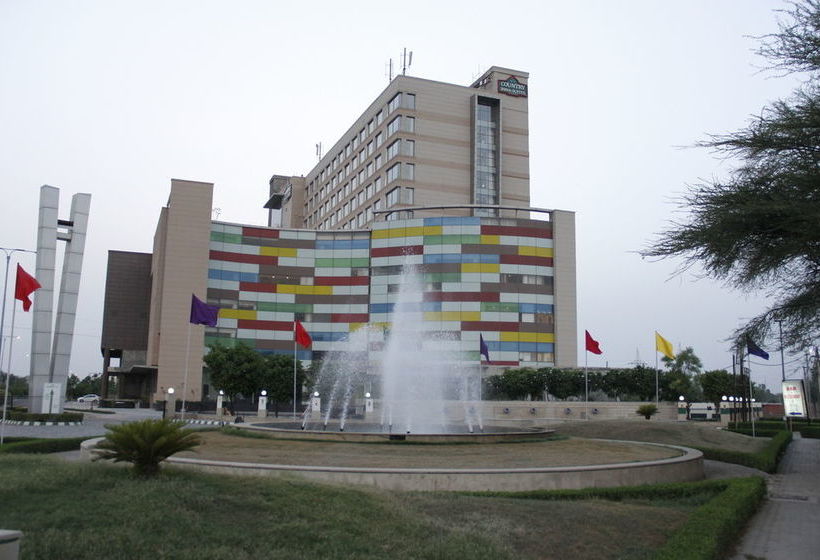 Hotel Country Inn & Suites Bathinda 4
