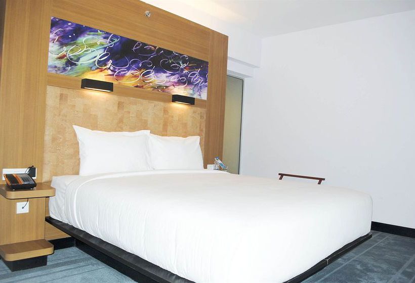 Hotel Aloft Ahmedabad 4