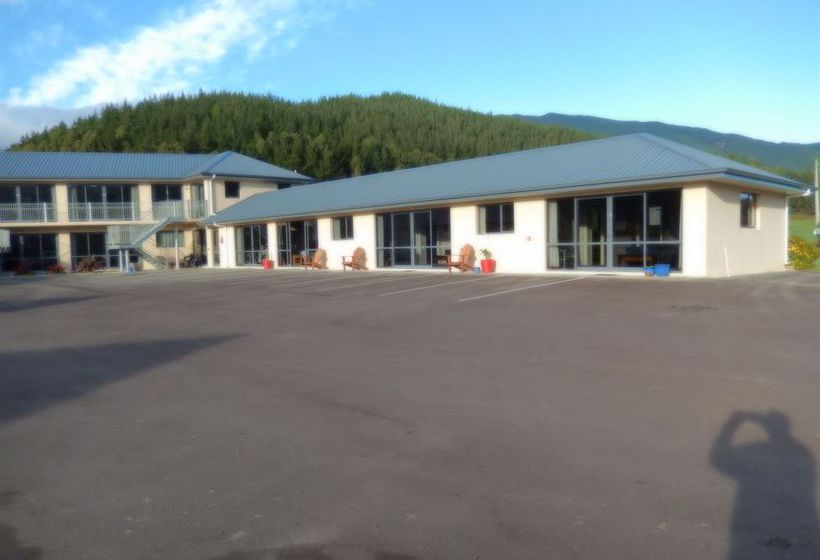 Linkwater Motel & Flashpackers 1