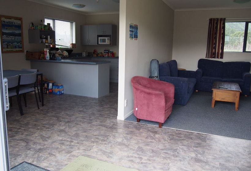 Linkwater Motel & Flashpackers 13