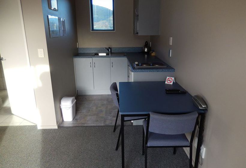 Linkwater Motel & Flashpackers 2